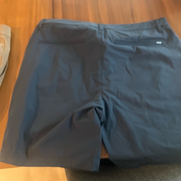 2 pair Vuori meta shorts